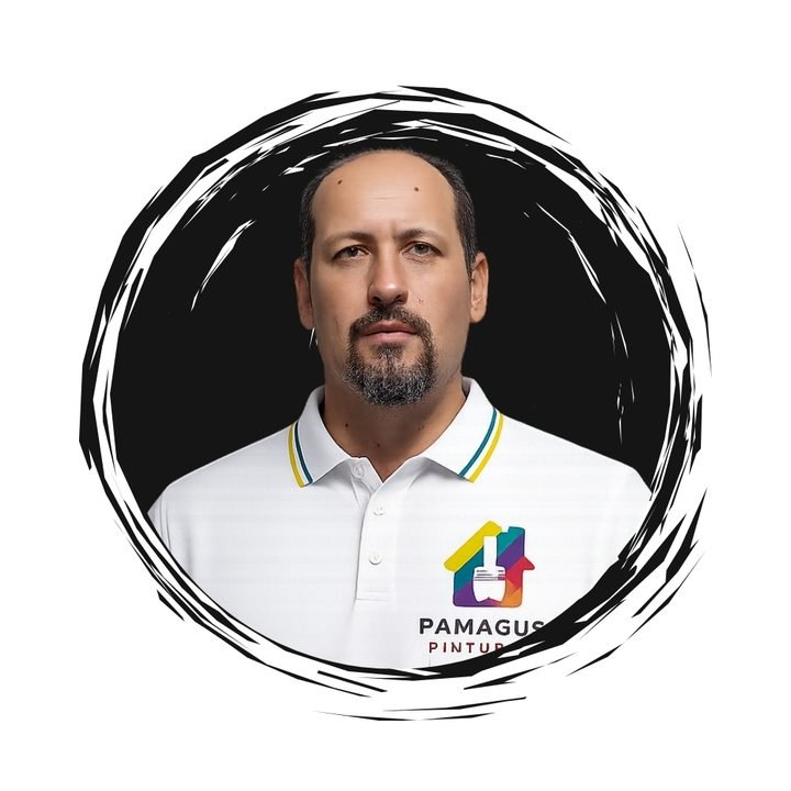 Carlos, sócio da Pamagus, de camisa polo branca com o logo da empresa