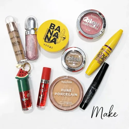 Maquiagens: base, batons, blush e rímel