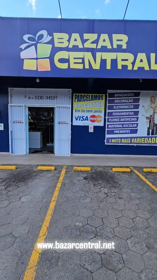 Fachada do Bazar Central vista do estacionamento