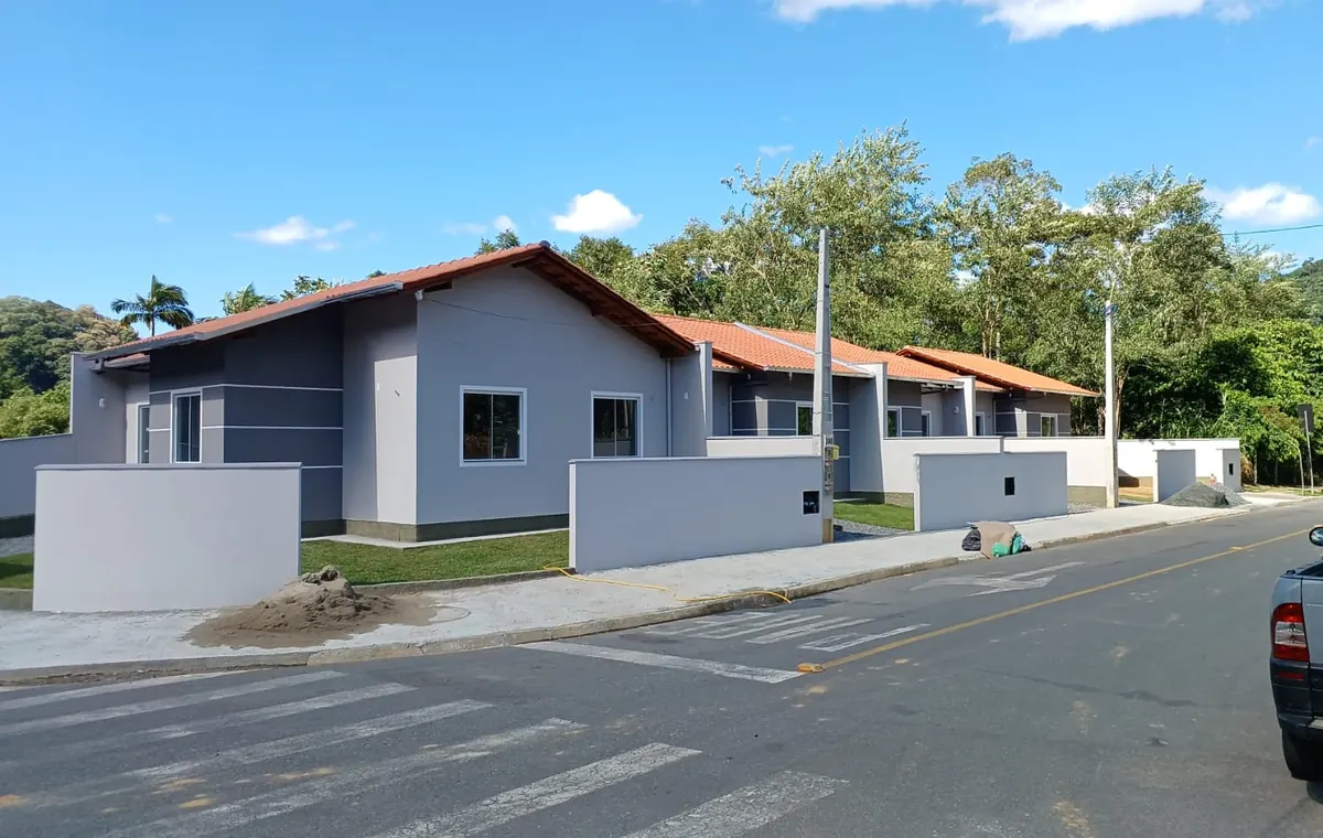 Casas pintadas vistas da esquina, com faixas brancas na fachada