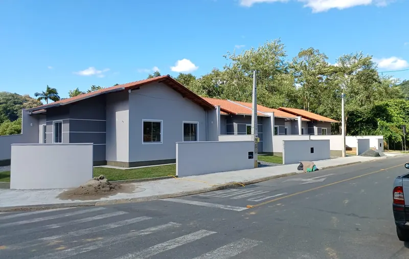 Casas pintadas vistas da esquina, com faixas brancas na fachada