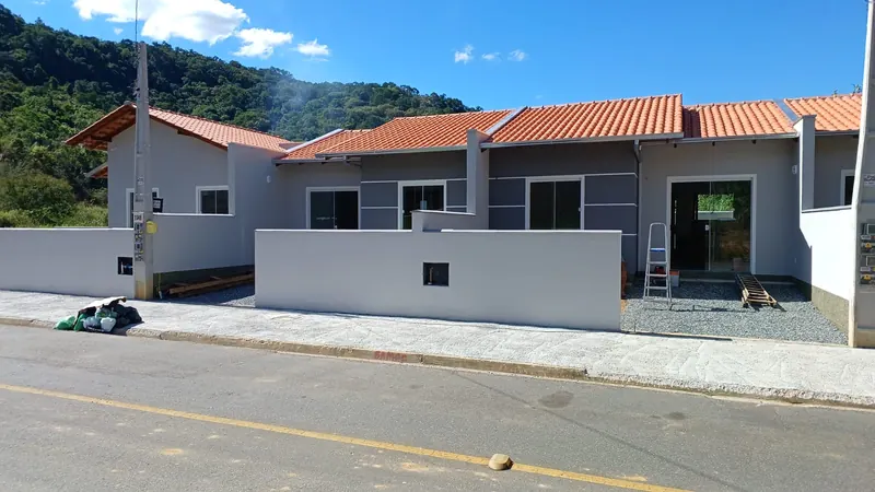 As casas depois da pintura, em cinza com detalhes brancos