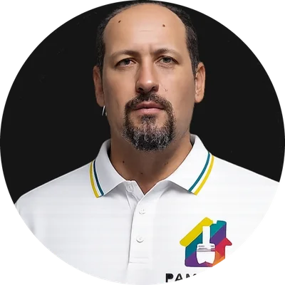 Carlos, sócio da Pamagus, de camisa polo branca com o logo da empresa