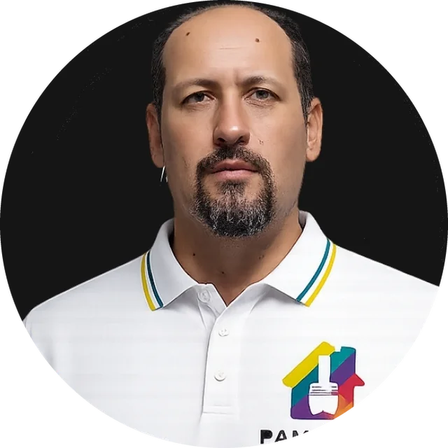 Carlos, sócio da Pamagus, de camisa polo branca com o logo da empresa