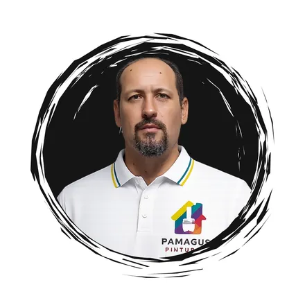 Carlos, sócio da Pamagus, de camisa polo branca com o logo da empresa
