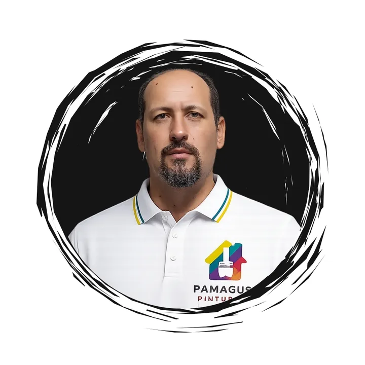Carlos, sócio da Pamagus, de camisa polo branca com o logo da empresa