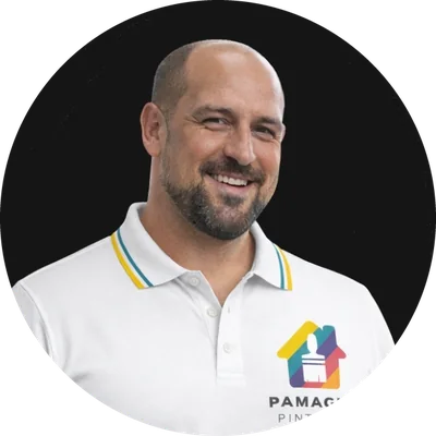 Márcio, sócio da Pamagus, sorrindo, de camisa polo branca com o logo da empresa