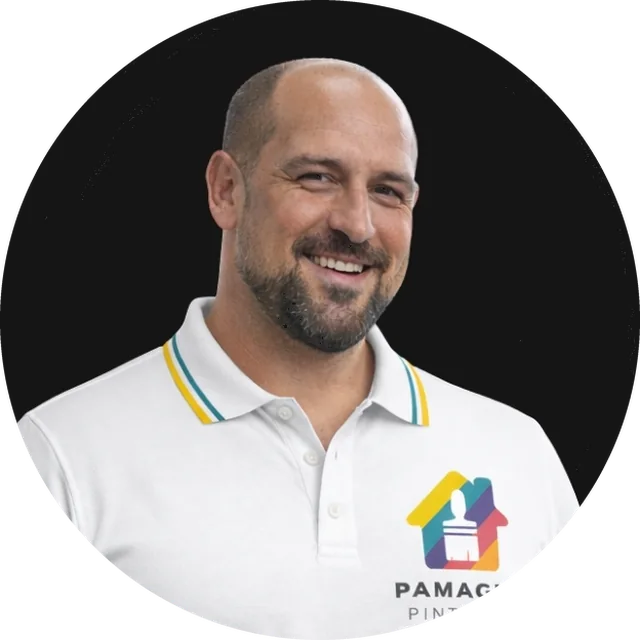 Márcio, sócio da Pamagus, sorrindo, de camisa polo branca com o logo da empresa