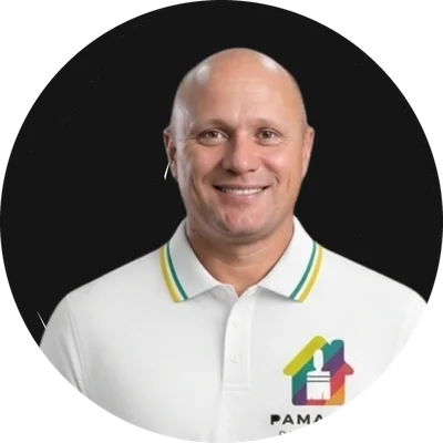 Osnildo, sócio da Pamagus, de camisa polo branca com o logo da empresa