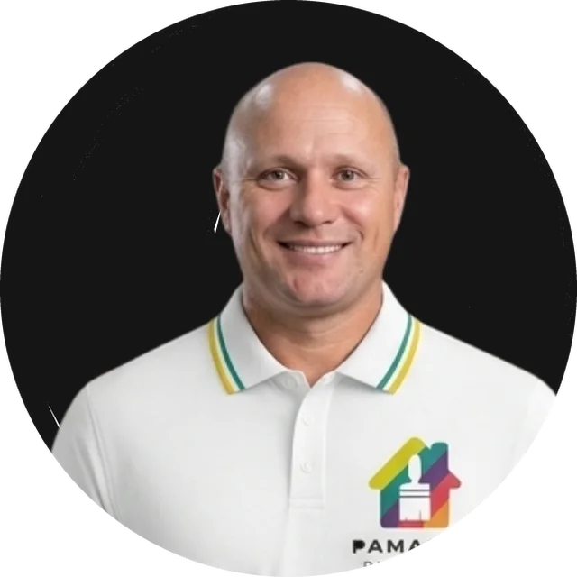 Osnildo, sócio da Pamagus, de camisa polo branca com o logo da empresa