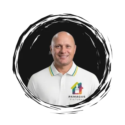 Osnildo, sócio da Pamagus, de camisa polo branca com o logo da empresa